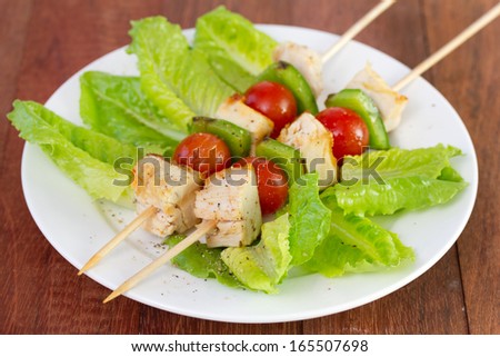 chicken with tomato and pepper on lettuce