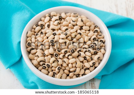 black eyed peas in white bowl