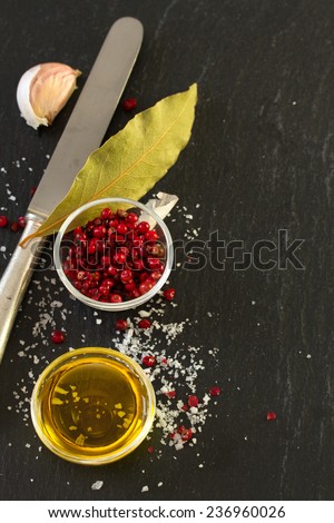 pink pepper with leaf bay, oil and garlic
