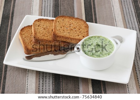 spinach sauce with toasts