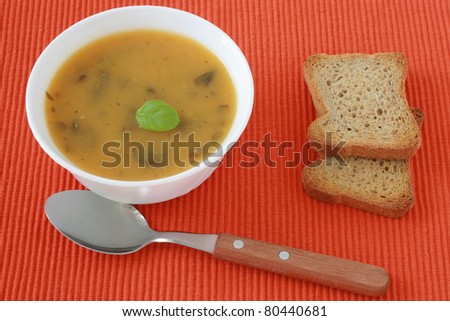 spinach soup with toasts