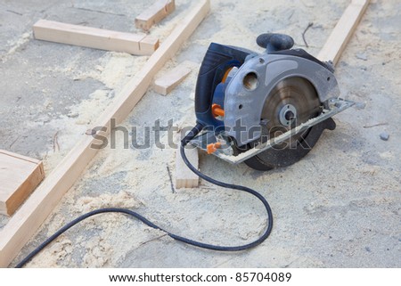 Electric saw with wooden bars