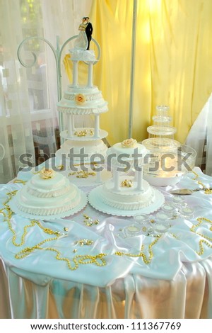 More wedding cake on decorated table