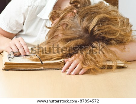 girl sleep of her old books