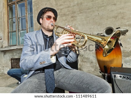 blues musician test the trumpet