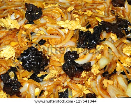 China\'s family cooking Onion fried fungus eggs