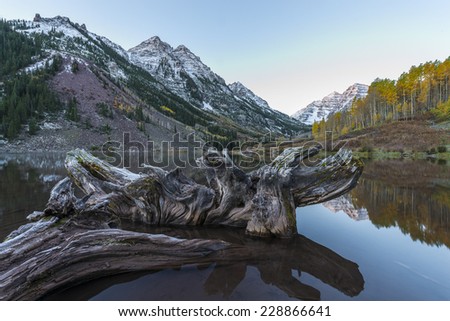 Maroon Bells and its Reflection in the Lake with Fall foliage in Peak at Aspen, Colorado