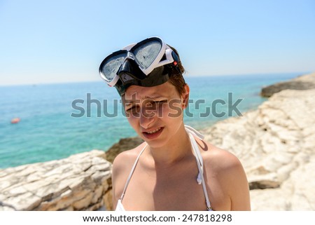 Scuba diver woman can\'t see because of the sun