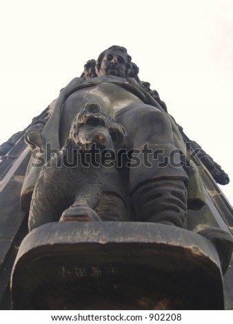edinburgh monument statue dog looking down