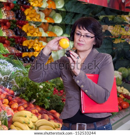 The quality control of fruit and vegetables in a shop