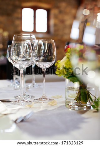 wedding table with wine glasses