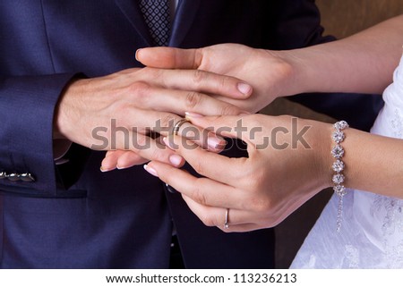 The bride dresses a wedding ring to the husband