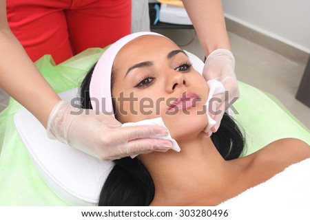 Clean the face with a napkin in a beauty salon.