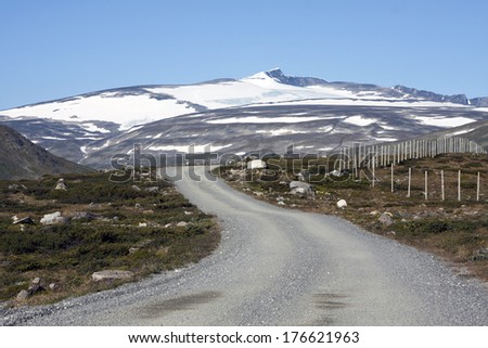 Dirt road to mountain cabin Glitterheim (Jotunheimen National Park, Norway)
