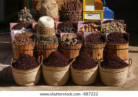 Baskets with cinnamon and karkaday, traditional Egyptian spicy tea, at a bazaar in Aswan, Egypt