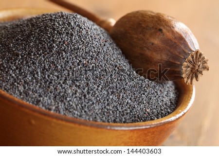 Bowl with poppy seeds and dry poppy pod