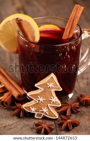 Mug with mulled wine and gingerbread cookie.