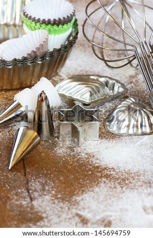 Whisk, cookie cutters, baking tins, icing tubes and cookie cups