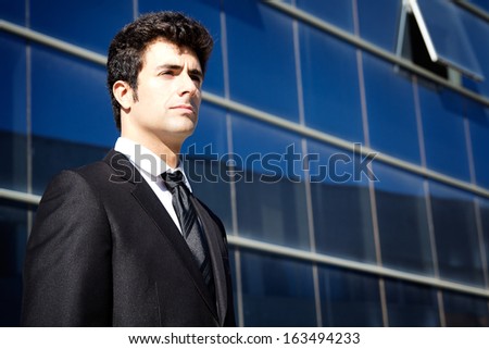 Outdoor portrait of young executiva man looking at the horizon