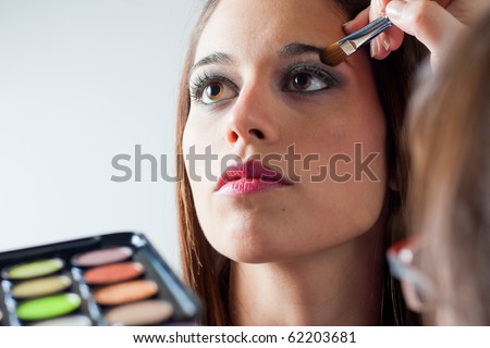 Portrait of a woman making up eyes