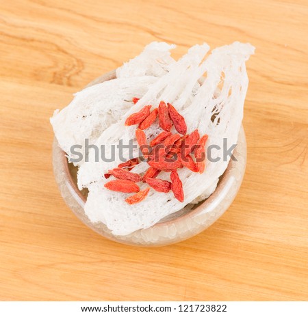Edible bird\'s nest with chinese wolfberry fruit on table