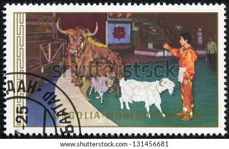 MONGOLIA - CIRCA 1986: A stamp printed by Mongolia, shows trick with animals, circa 1986