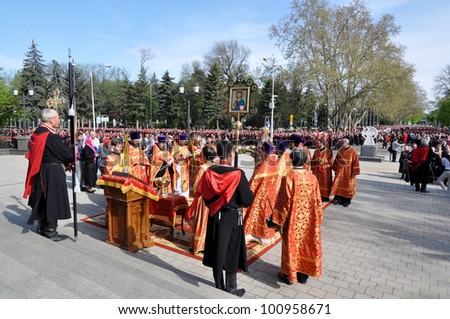 RUSSIA, KRASNODAR - APRIL 21: Prayer before the Cossack parade on April 21, 2012 in Krasnodar, Russia. 7 thousand Cossacks of historical departments of the Kuban Cossack army