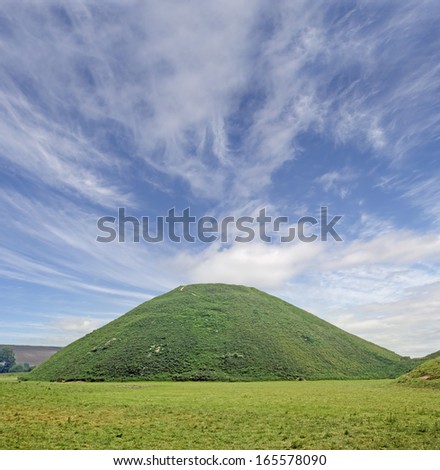 Famous Silbury Hill, Wiltshire The Neolithic Era Silbury Hill. Man Made In The Stone Age Around 2,400 Bc. Silbury, Wiltshire. Close To Stonehenge And Avebury In Great Britain. Unesco World Heritage