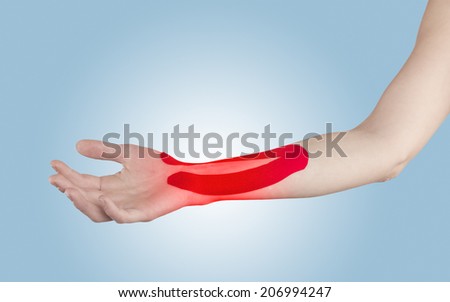 Physiotherapy treatment with therapeutic tape for wrist pain, aches and tension. It is also used for prevention and treatment in competitive sports.