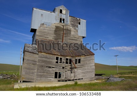 A dilapidated grain elevator in the Palouse
