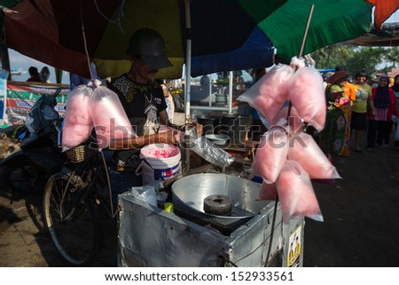 PADANG - AUGUST 25: A vendor prepares sweet candy floss for sale at a village market in Padang, West Sumatera, Indonesia on August 25, 2013. This market attract local villagers at this seaside town.