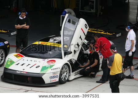 Mechanics preparing car, Japan Super GT 2007
