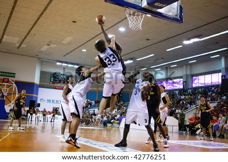 KUALA LUMPUR - DECEMBER 13: KL Dragons defends an attack by Thailand Tigers in the ASEAN Basketball League match. December 13, 2009 in Kuala Lumpur.