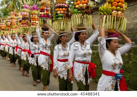 BALI - JANUARY 14: Village women carry offerings of food baskets on their heads in a procession to the village temple January 14, 2010 in Bali, Indonesia.
