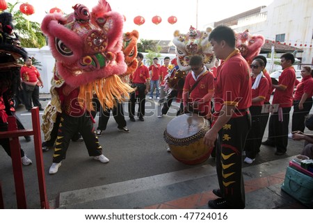 MALACCA - FEBRUARY 16: Lion dance troupe performs during Chinese New Year celebrations in Malacca. February 16, 2010 in Malacca, Malaysia.