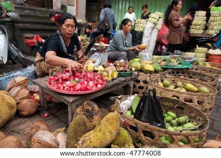 BALI - JANUARY 17: Fruits seller busy at work at the main Ubud market, Bali January 17, 2010 in Bali, Indonesia.