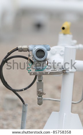 pressure transmitter measure live reading from main line pipe.