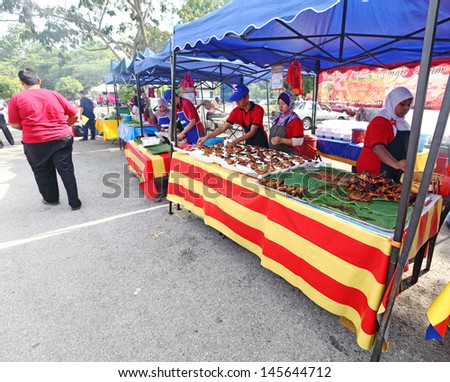SHAH ALAM, MALAYSIA - JULY 11: Food vendor at a Ramadan food bazaar on July 11, 2013 in Shah Alam, Malaysia. The food bazaar is established for Muslim to break fast during the holy month of Ramadan.