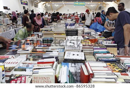 SERDANG, MALAYSIA - OCTOBER 9: Customers at the Big Bad Wolf book fair on October 9, 2011 in Malaysia Agro Exposition Park Serdang, Malaysia. The book fair is the world biggest with 1.5m titles.