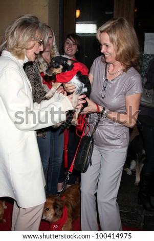 LOS ANGELES - APR 17:  Diane Keaton, Teri Austin and Rescue dogs up for adoption arrives at the \