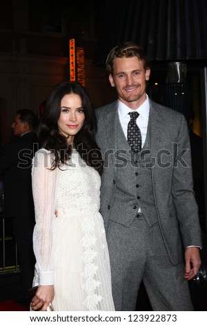 LOS ANGELES - JAN 7:  Abigail Spencer, Josh Pence arrives at the \'Gangster Squad\' Premiere at Graumans Chinese Theater on January 7, 2013 in Los Angeles, CA