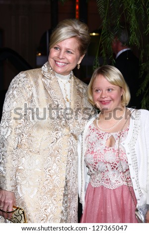 LOS ANGELES - FEB 6:  Lauren Potter and her mom arrives at the \'Beautiful Creatures\' Premiere at the TCL Chinese Theater on February 6, 2013 in Los Angeles, CA