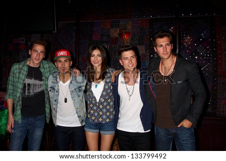 LOS ANGELES - APR 1:  Big Time Rush with Victoria Justice (C) at the Big Time Rush and Victoria Justice \