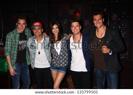 LOS ANGELES - APR 1:  Big Time Rush with Victoria Justice (C) at the Big Time Rush and Victoria Justice \