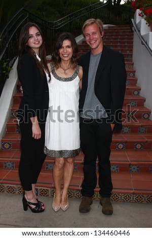 LOS ANGELES - APR 4:  Mary O\'Connor, Finola Hughes, Scott Hagood at the gala fundraiser for the romantic comedy, \