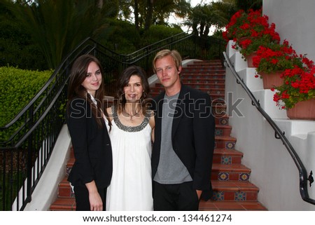 LOS ANGELES - APR 4:  Mary O\'Connor, Finola Hughes, Scott Hagood at the gala fundraiser for the romantic comedy, \