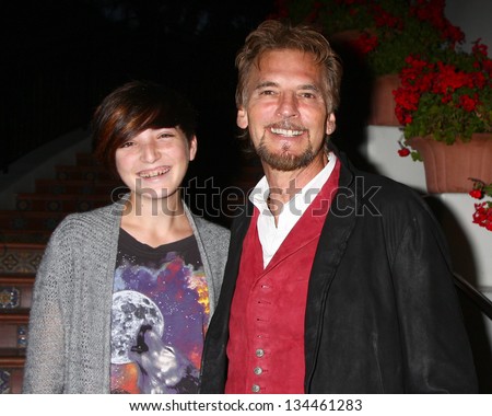 LOS ANGELES - APR 4:  Hana Loggins, Kenny Loggins attends the gala fundraiser for the romantic comedy, 