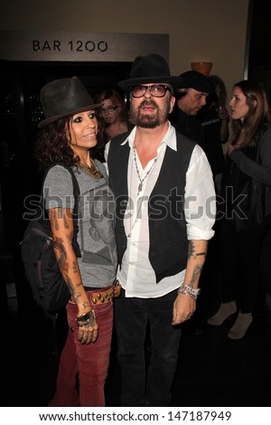 LOS ANGELES - JUL 12:  Linda Perry, Dave Stewart at the  Dave Stewart: Jumpin' Jack Flash & The Suicide Blonde Photography Exhibit at the Morrison Hotel Gallery on July 12, 2013 in West Hollywood, CA
