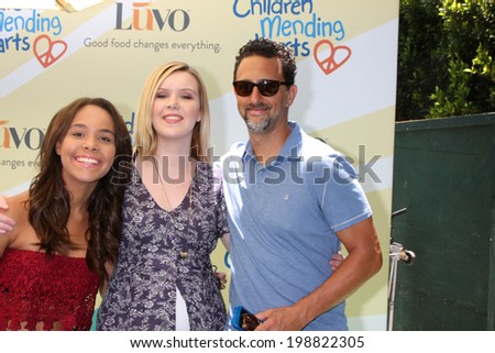 LOS ANGELES - JUN 14:  Grant Heslov, and daughters at the Children Mending Hearts 6th Annual Fundraiser at Private Estate on June 14, 2014 in Beverly Hills, CA