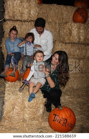 LOS ANGELES - OCT 4:  Ali Landry, Family at the RISE of the Jack O\'Lanterns at Descanso Gardens on October 4, 2014 in La Canada Flintridge, CA